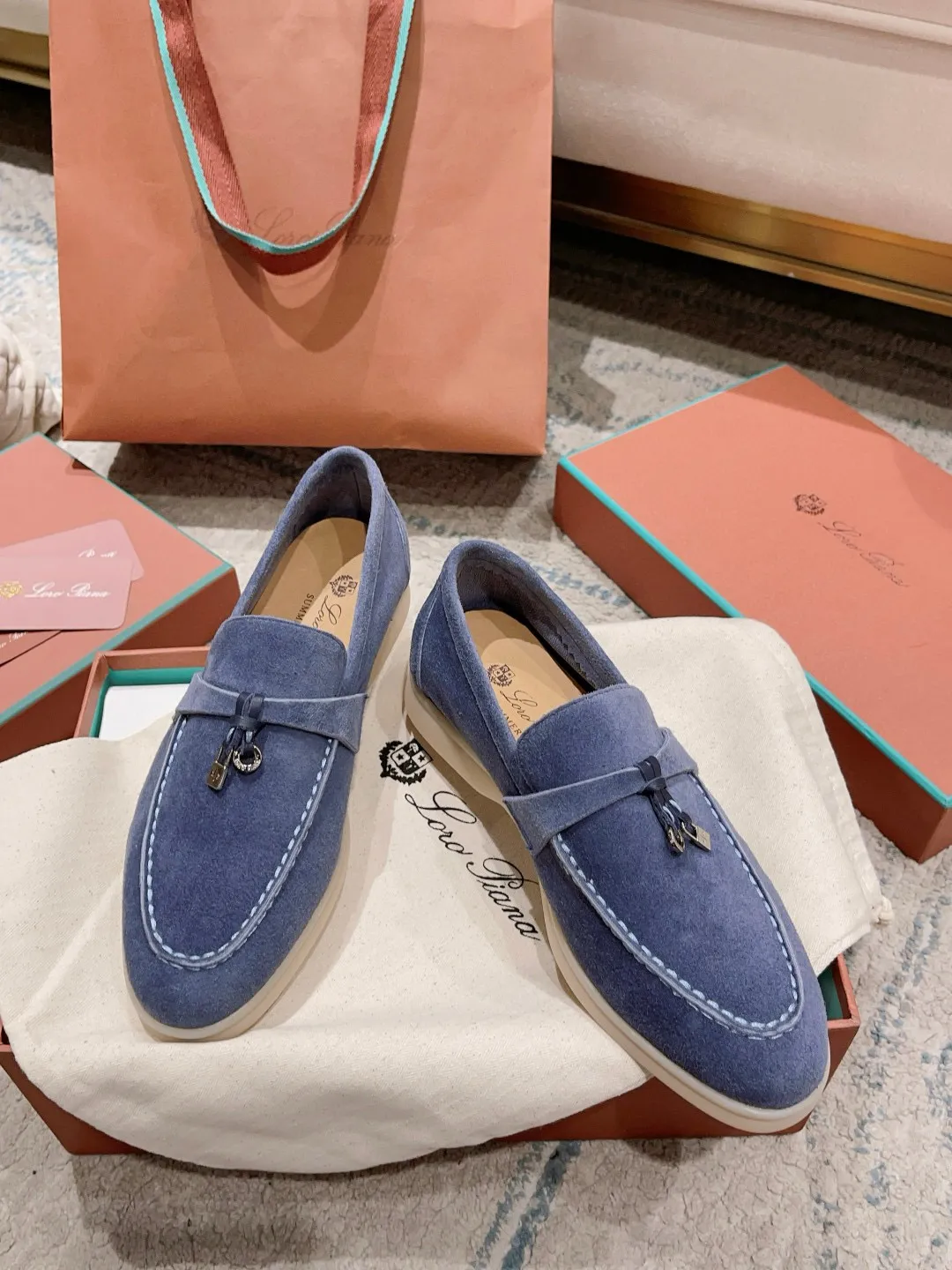 Factory price: 520💰4050 new color. Original purchase, 1⃣️: 1⃣️ folded and developed, Loro Piana professional model to try on feet, quality purchase level, flash sale of common products on the market, welcome to compare, original packaging. Fabric: Imported from Italy🐑High mercerized shearling, Lining: Hand-sewn mark thread in water-dyed cowhide imported from Italy🧵, high-end and elegant. Comfortable on the feet. Size: Women's 35-42 (41, 42) customized, non-returnable, men's 38-45 (46, 47, 48) customized, non-refundable. Fashionable boutiques that you can’t miss, a must-have item